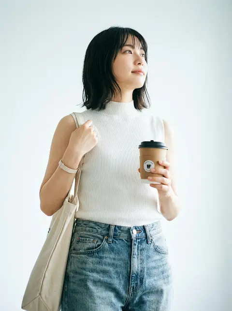 A fresh high-key white-background lifestyle portrait of a young woman in her 20s - AI生成图片 1