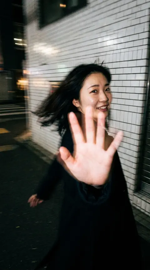 Ultra-realistic candid smartphone photograph, 9:16 vertical. Use the attached im - AI生成图片 3