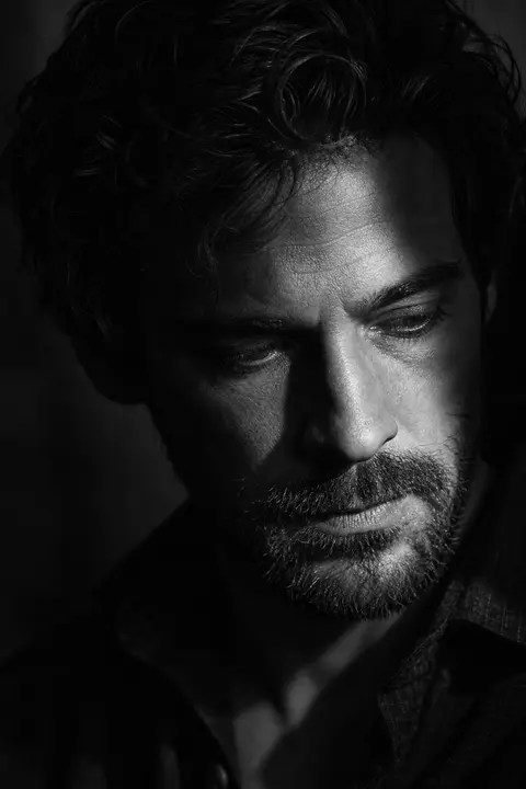 Close-up black-and-white portrait using the referenced face of Dorian Vale, an i - AI生成图片 4