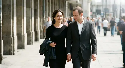 A cinematic candid medium shot portrait of a man and a woman walking side by sid - AI生成图片 4