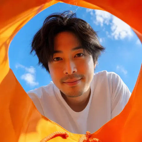一张超写实、生活化的近距离广角人像照片：镜头仿佛置于一只亮橙色购物纸袋内部，自袋底向上仰视，袋口在画面四周围合成鲜艳醒目的橙色边框，底部清晰可见橙色编织提手，顶 - AI生成图片 1