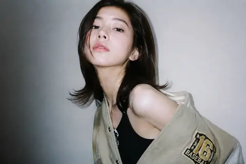 Hyper-photorealistic portrait of a fashionable young woman, ultra-detailed facia - AI生成图片 1