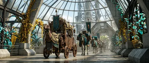 一支沙海游 caravan 在通透温室中静默穿行，正午阳光穿过高耸玻璃穹顶与凝结水汽，照亮由锈蚀铁板、铆钉、链环和古旧金属框架拼接而成的迁徙队列；领队不是人物而 - AI生成图片 1