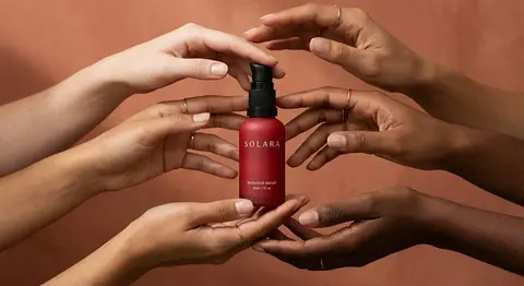 Minimalist product photography of a matte crimson pump bottle labeled “SOLARA bo - AI生成图片 2