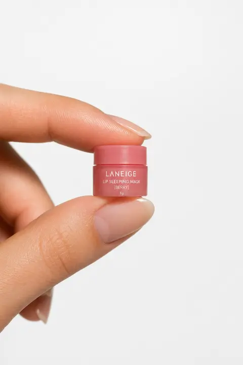 A high-resolution advertising photograph of a realistic, miniature product in th - AI生成图片 3