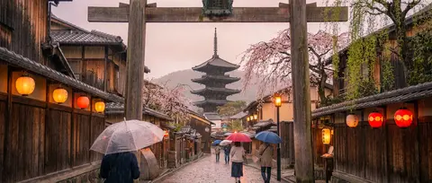 A serene rainy day in a traditional Japanese town, with a temple street leading - AI生成图片 2
