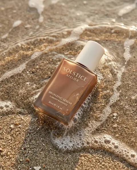 Ultra-realistic summer beauty product photography: a bronzing serum bottle from - AI生成图片 1