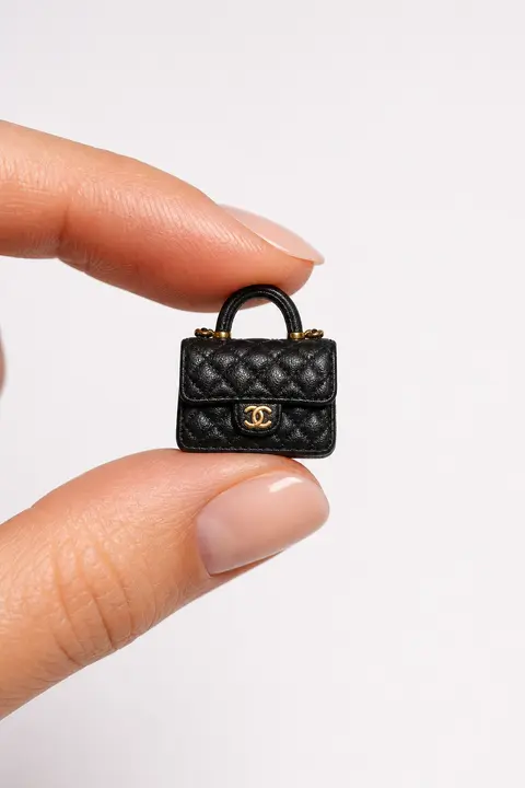 A high-resolution advertising photograph of a realistic, miniature product in th - AI生成图片 2