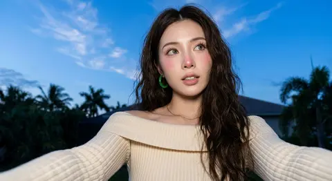 Ultra-realistic 8K candid selfie portrait of a woman in her 20s, preserving the - AI生成图片 4