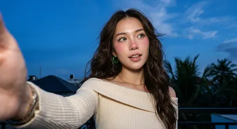 Ultra-realistic 8K candid selfie portrait of a woman in her 20s, preserving the - AI生成图片 2