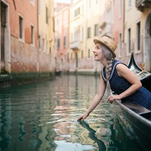 A super cute image based on the attached photo in Venice, Italy.Location: On a g - AI生成图片 3