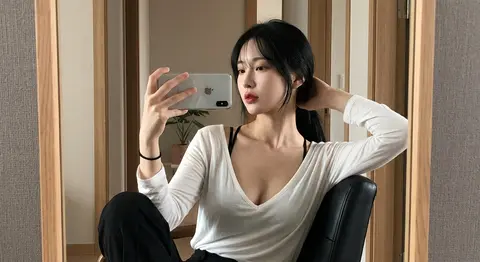 This photo captures a highly atmospheric indoor Mirror Selfie. It freezes a mome - AI生成图片 2