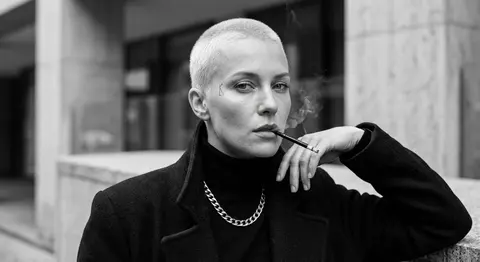 Ultra-realistic black-and-white fashion portrait of a sleek editorial muse with - AI生成图片 2