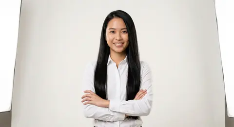 A poised young Southeast Asian professional named Liyana Voss, with sleek waist- - AI生成图片 4