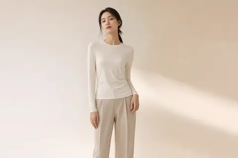 9:16 竖版高端极简时尚产品海报，clean luxury editorial aesthetic。柔和摄影棚自然日光均匀洒落，暖调米白渐变背景从奶油色过渡到 - AI生成图片 3