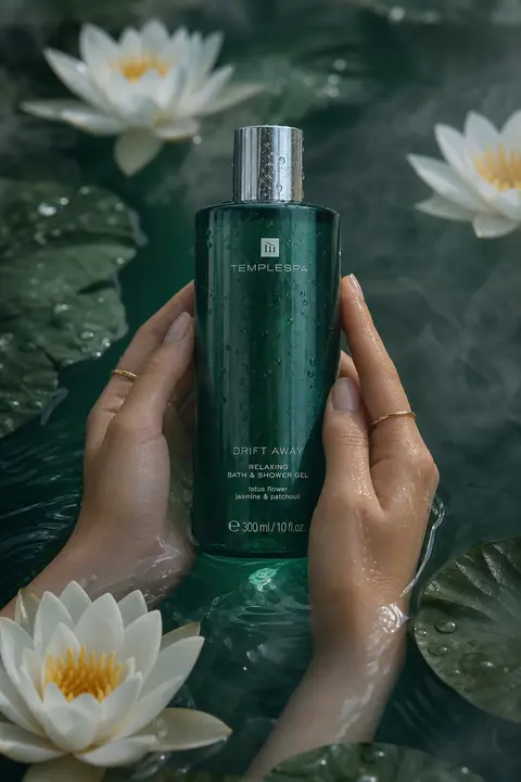 Luxury product photography of a green translucent bath and shower gel bottle hel - AI生成图片 2