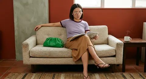 A straight-on, editorial-style fashion photograph of a 27-year-old East Asian wo - AI生成图片 2