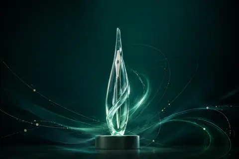 一张备受推崇的数字艺术奖杯封面主视觉，核心主体是一座名为“Lumina Arc Trophy”的风格化抽象发光奖杯，将极简现代的触控笔轮廓与优雅修长的晶体杯身结 - AI生成图片 2