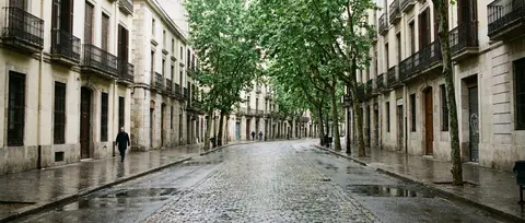 Ultra realistic urban street photography of a quiet European style city avenue j - AI生成图片 2