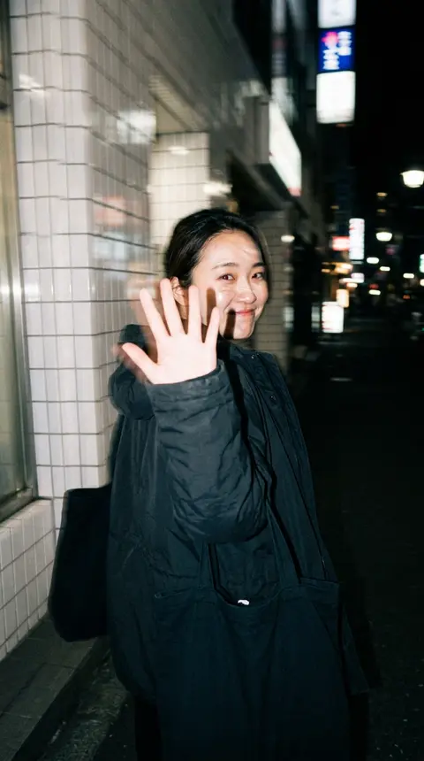 Ultra-realistic candid smartphone photograph, 9:16 vertical. Use the attached im - AI生成图片 2