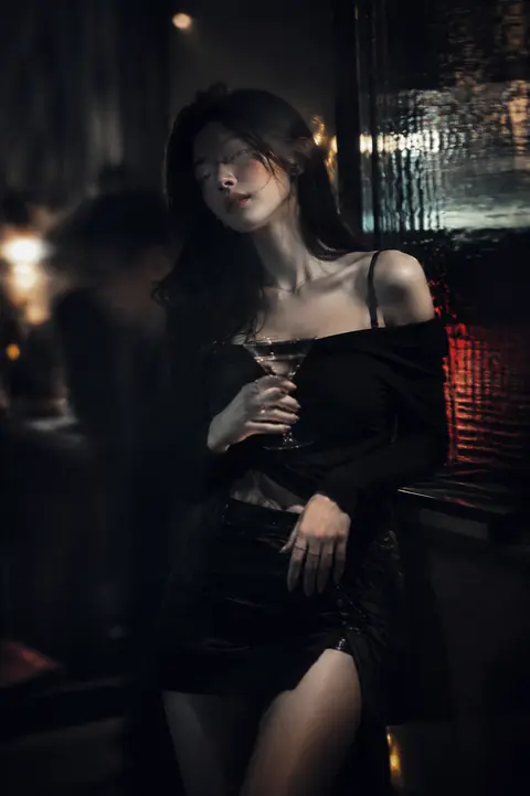 Low-light cinematic portrait, telephoto lens compression, shallow depth of field - AI生成图片 3