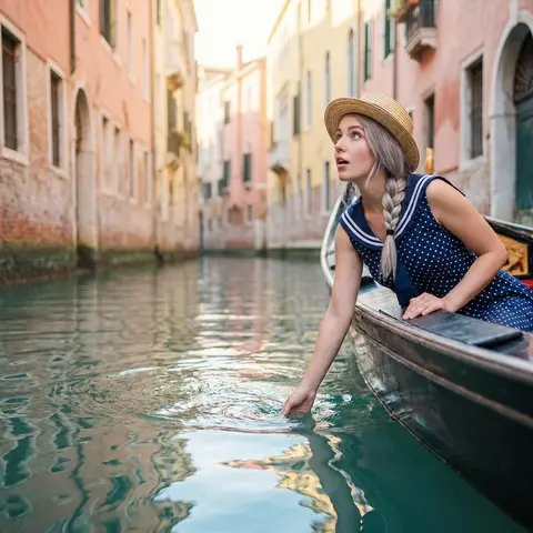 A super cute image based on the attached photo in Venice, Italy.Location: On a g - AI生成图片 2