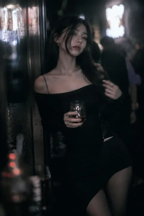 Low-light cinematic portrait, telephoto lens compression, shallow depth of field - AI生成图片 4