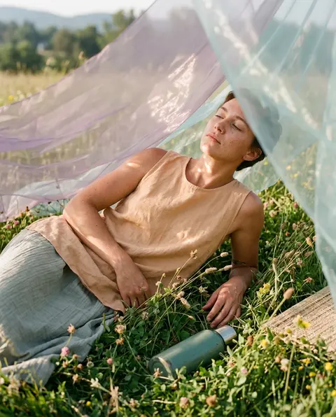 A lifelike fashion editorial scene set in an open meadow at golden afternoon, fe - AI生成图片 3