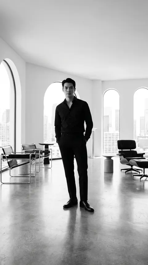 create full body image in black whit shirt or black paint, luxry style. - AI生成图片 1