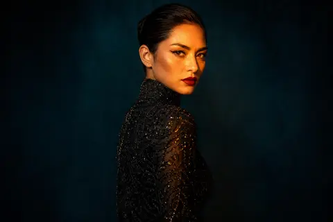 A studio portrait, medium shot of Selene Veyra, an enigmatic avant-garde vocalis - AI生成图片 2