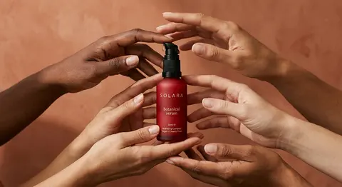 Minimalist product photography of a matte crimson pump bottle labeled “SOLARA bo - AI生成图片 1