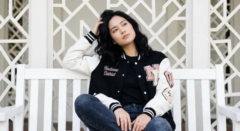 A stylish young woman with the exact same face as the uploaded photo sits casual - AI生成图片 2