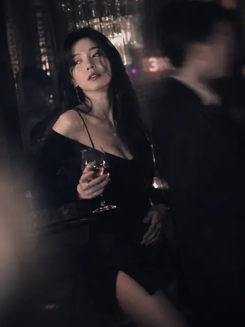 Low-light cinematic portrait, telephoto lens compression, shallow depth of field - AI生成图片 2