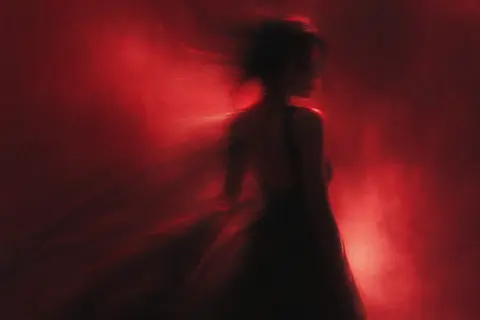 A dreamlike cinematic portrait captured in a slow-shutter pan: an enigmatic woma - AI生成图片 1