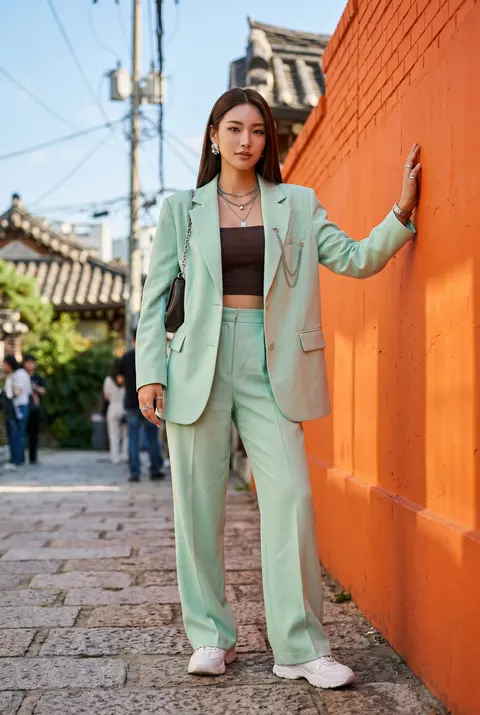 Using the provided reference image, create an ultra-realistic Korean street-fash - AI生成图片 1