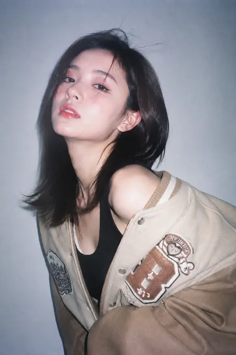 Hyper-photorealistic portrait of a fashionable young woman, ultra-detailed facia - AI生成图片 1