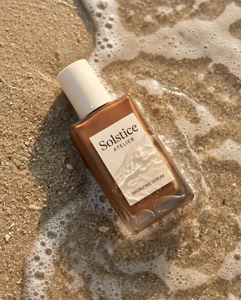 Ultra-realistic summer beauty product photography: a bronzing serum bottle from - AI生成图片 3