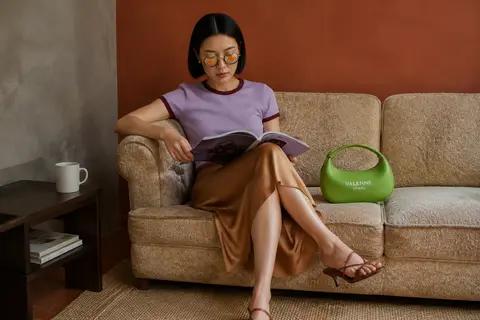 A straight-on, editorial-style fashion photograph of a 27-year-old East Asian wo - AI生成图片 2