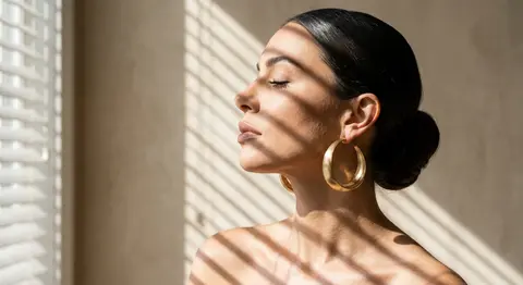 Close-up editorial portrait of Selene Marrow, shown head-and-shoulders only in e - AI生成图片 4