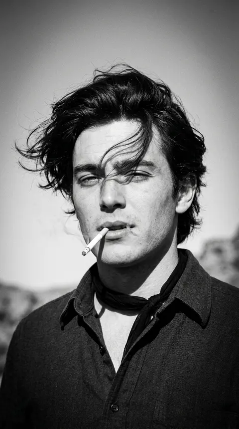 Create a 1970s black-and-white close-up portrait in a windswept outdoor setting, - AI生成图片 2