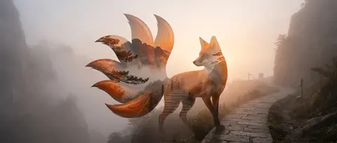 雾气缠绕的山隘黄昏中，一只神秘的九尾狐灵静立于蜿蜒石径旁，身形修长优雅，尾羽般铺展的九条尾巴仿佛由抛光漆木雕成，映着层层暖橙到琥珀的落日渐变光泽；它微微侧首，神 - AI生成图片 1
