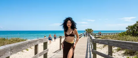 Vertical seaside beach travel portrait, bright sunny clear blue sky, vast blue s - AI生成图片 1
