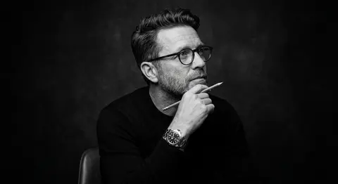 A dramatic black and white studio portrait of a thoughtful man with short styled - AI生成图片 1