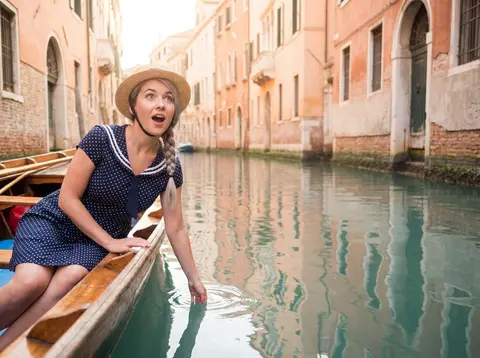 A super cute image based on the attached photo in Venice, Italy.Location: On a g - AI生成图片 2