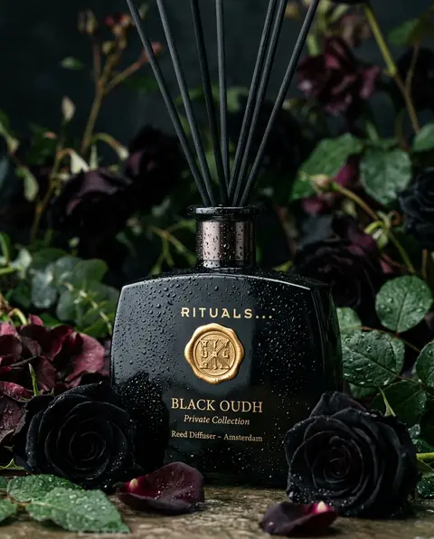 Ultra-realistic luxury product photography of a black glass reed diffuser bottle - AI生成图片 3