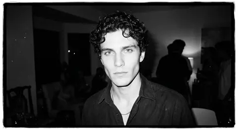 High-contrast black-and-white disposable-camera portrait from a shadowy 1990s ho - AI生成图片 2