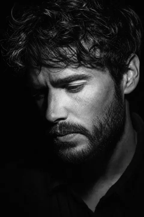 Close-up black-and-white portrait using the referenced face of Dorian Vale, an i - AI生成图片 3