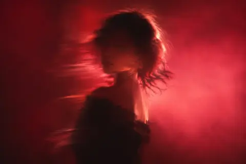 A dreamlike cinematic portrait captured in a slow-shutter pan: an enigmatic woma - AI生成图片 2