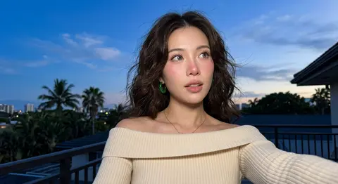 Ultra-realistic 8K candid selfie portrait of a woman in her 20s, preserving the - AI生成图片 1