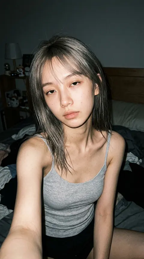 一张超写实、近距离自拍感的人像照片：虚构人物“林雾岚”，年轻东亚女性，浅灰棕色顺直中长发，发尾带细碎不规则层次，额前覆着轻薄空气刘海；肤色白皙偏暖，面部线条柔和 - AI生成图片 2